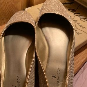 Size 8 1/2 w gold flat